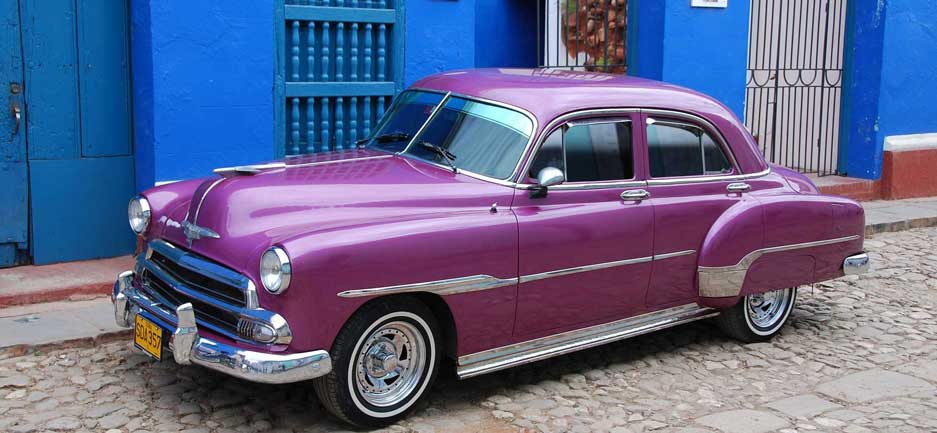 Voyage à Cuba : Vieille voiture américaine dans une rue de Cuba